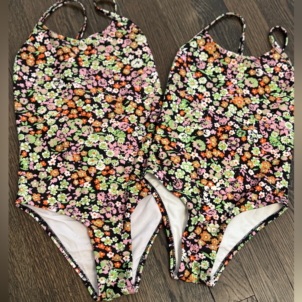 Molo floral bathing suit Pristine condition 
Size 8 and 5